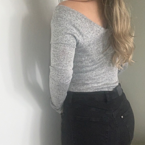 ๐2/$20๐ Fashion Nova off shoulder grey sweater - Picture 4 of 9